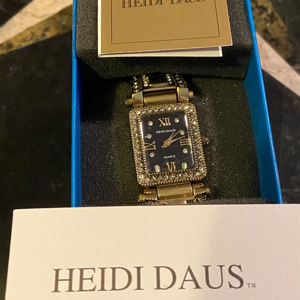 Heidi Daus watch-new battery - Picture 5 of 6